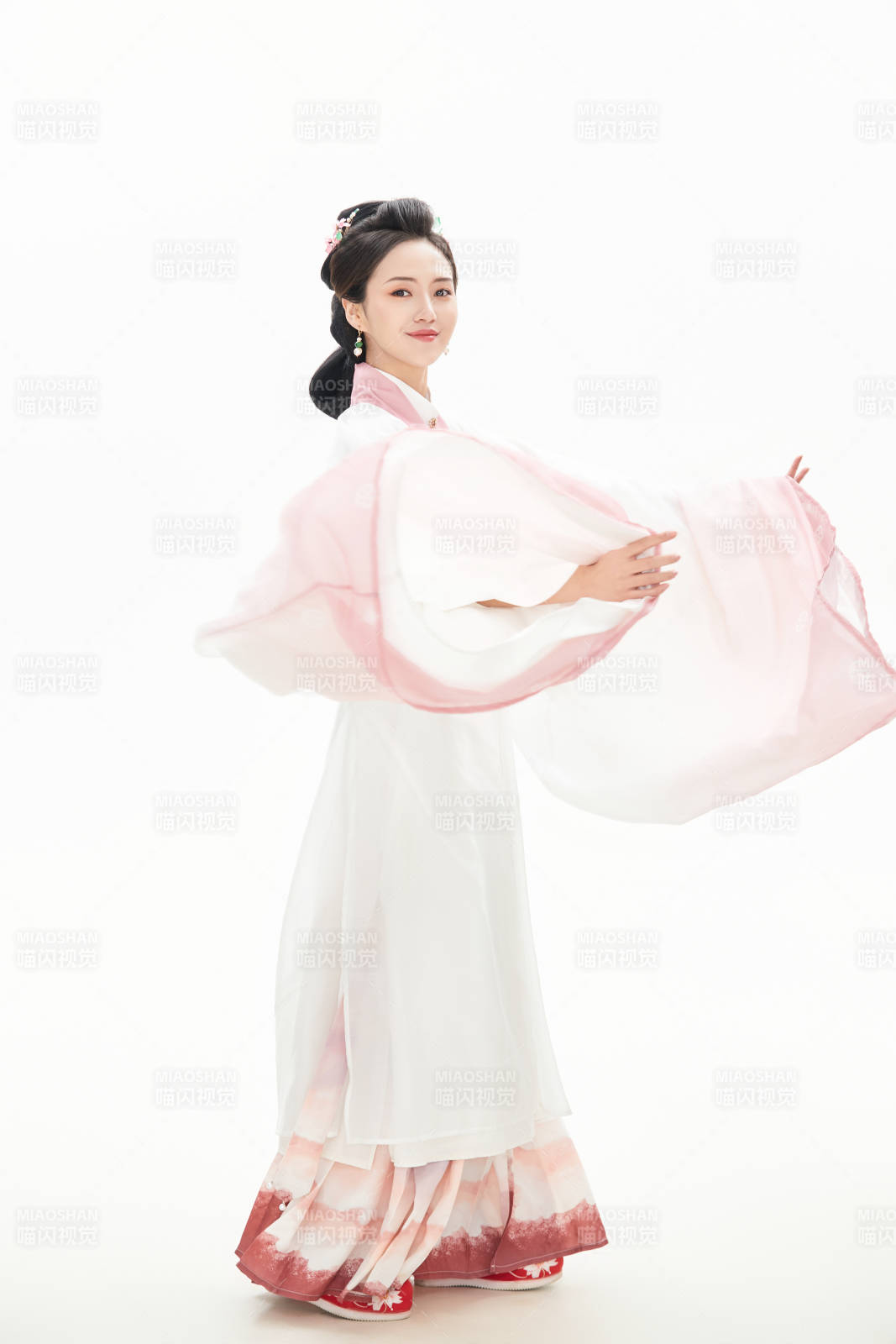 白色背景下穿著魏晉制漢服的少女