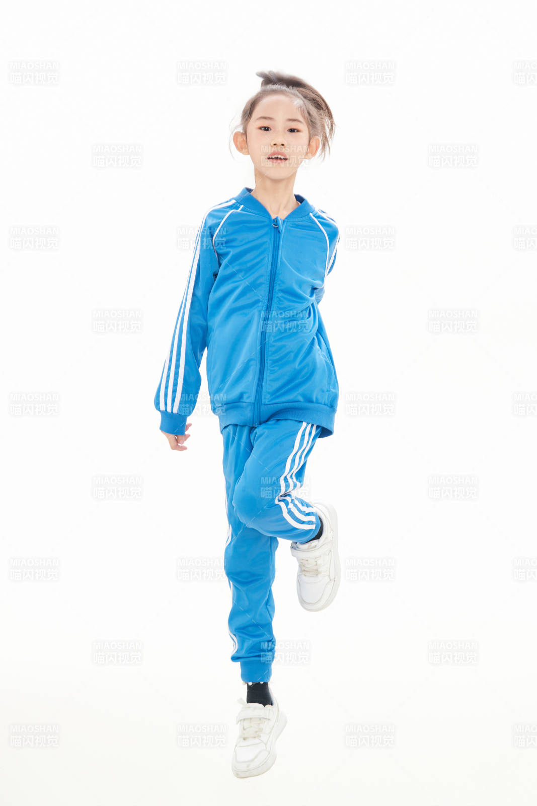 白色背景里的活潑可愛的中國小女孩,兒童,