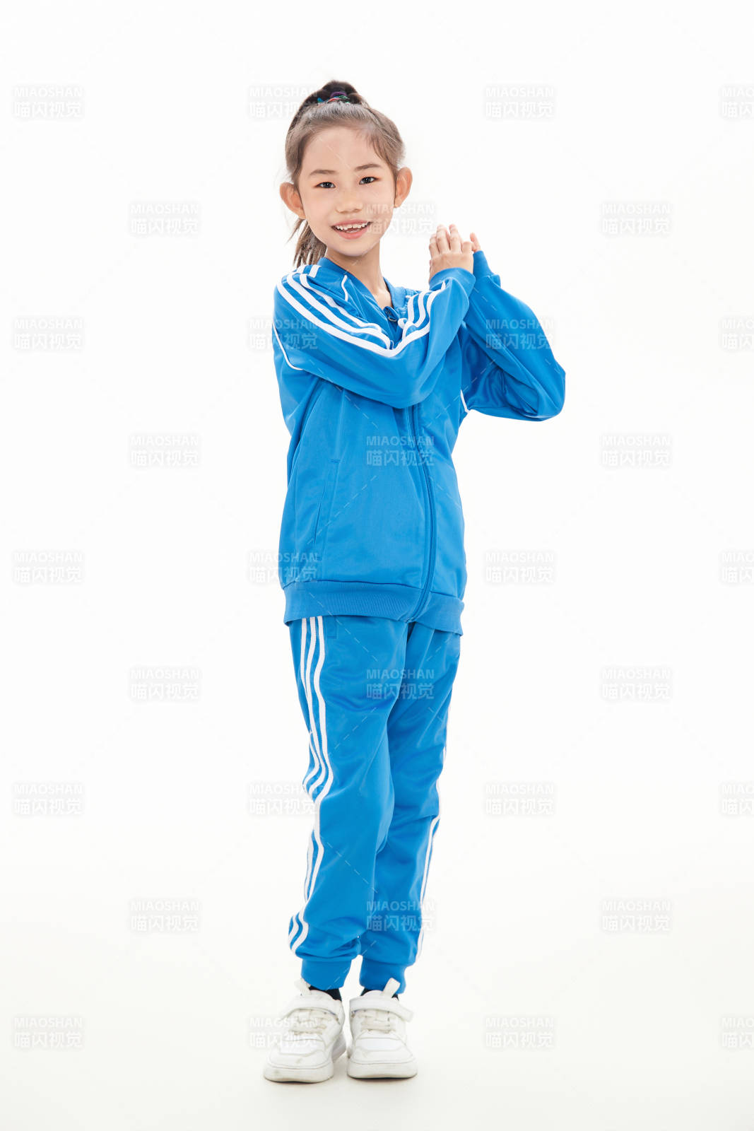 白色背景里的活泼可爱的中国小女孩,儿童,