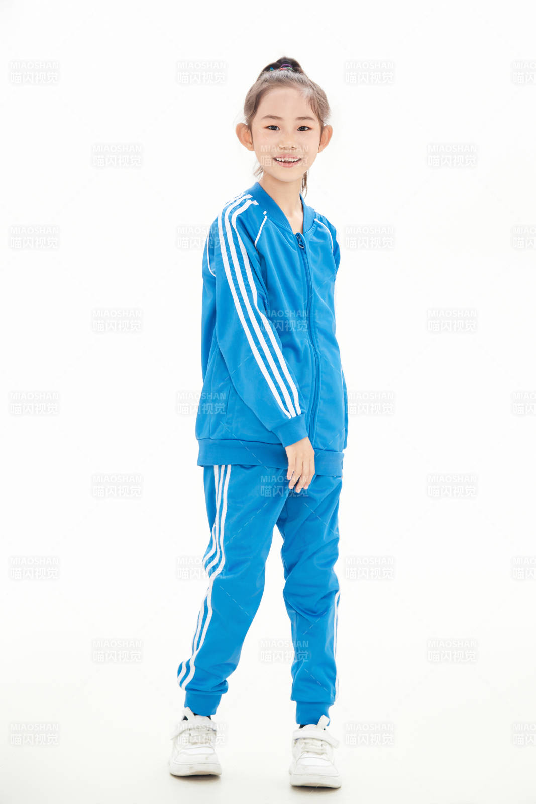 白色背景里的活泼可爱的中国小女孩,儿童,