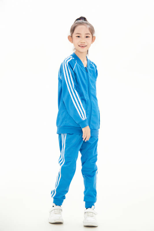 白色背景里的活泼可爱的中国小女孩,儿童,