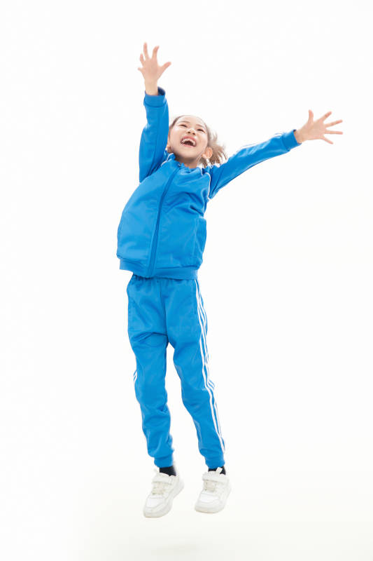 白色背景里的活泼可爱的中国小女孩,儿童,