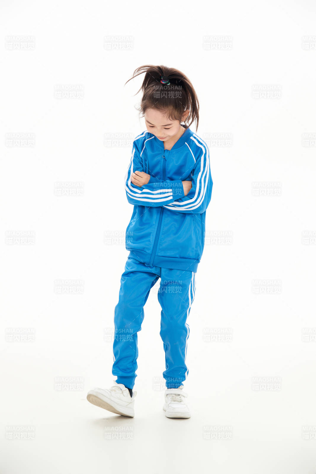 白色背景里的活泼可爱的中国小女孩,儿童,