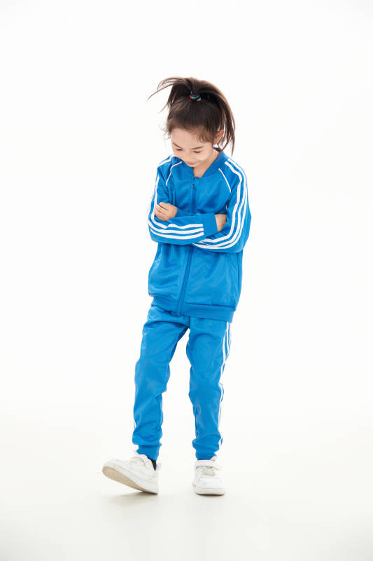 白色背景里的活泼可爱的中国小女孩,儿童,