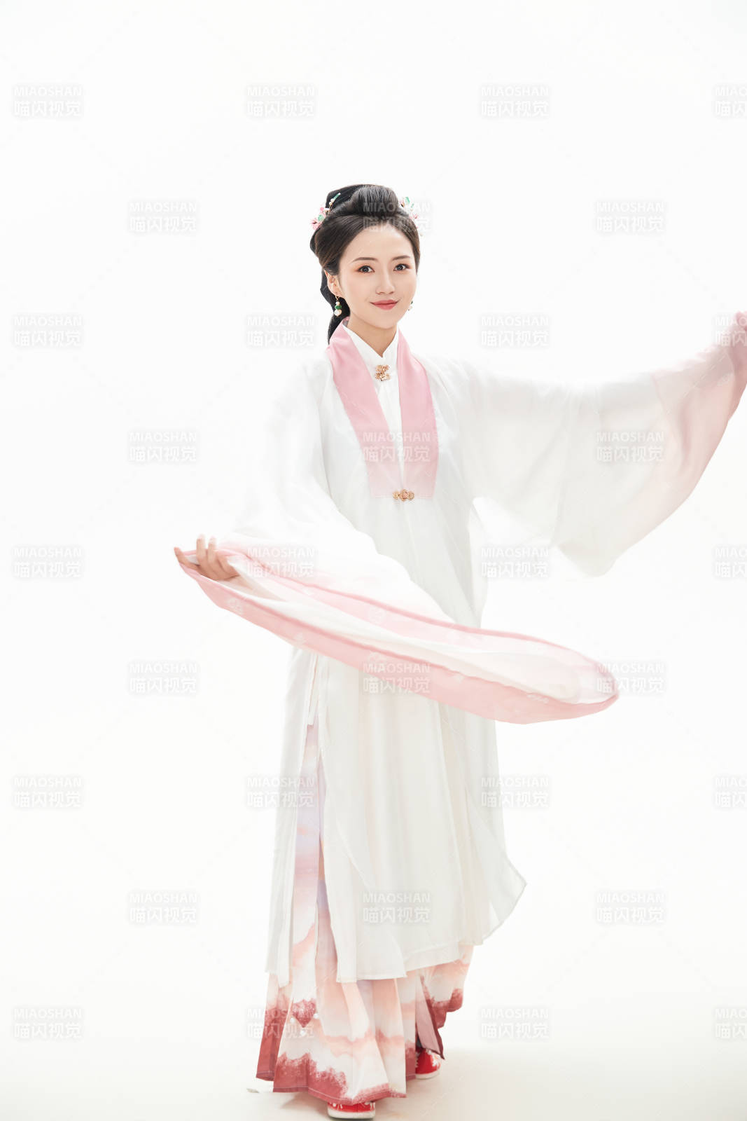 白色背景下穿着魏晋制汉服的少女