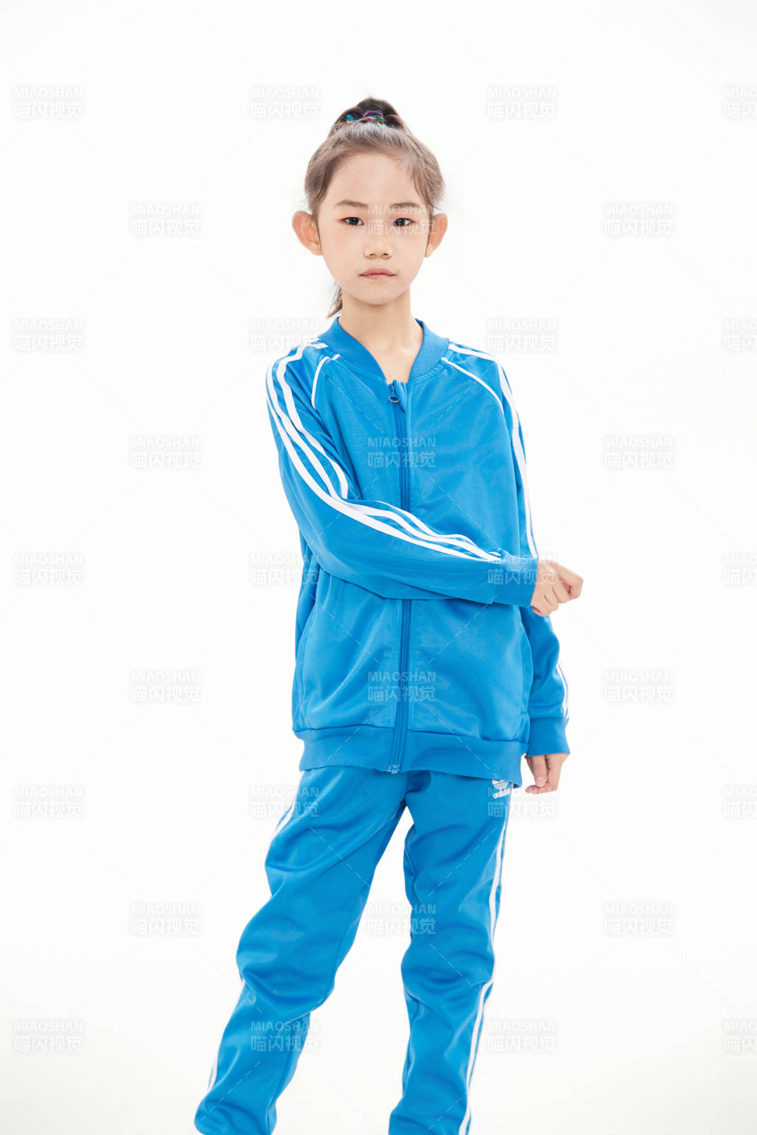 白色背景里的活泼可爱的中国小女孩,儿童,