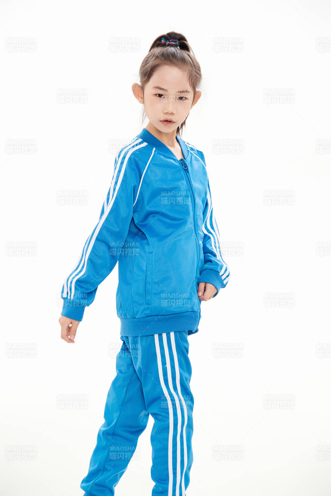 白色背景里的活泼可爱的中国小女孩,儿童,