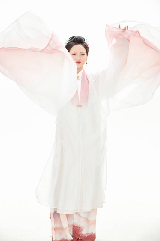 白色背景下穿着魏晋制汉服的少女