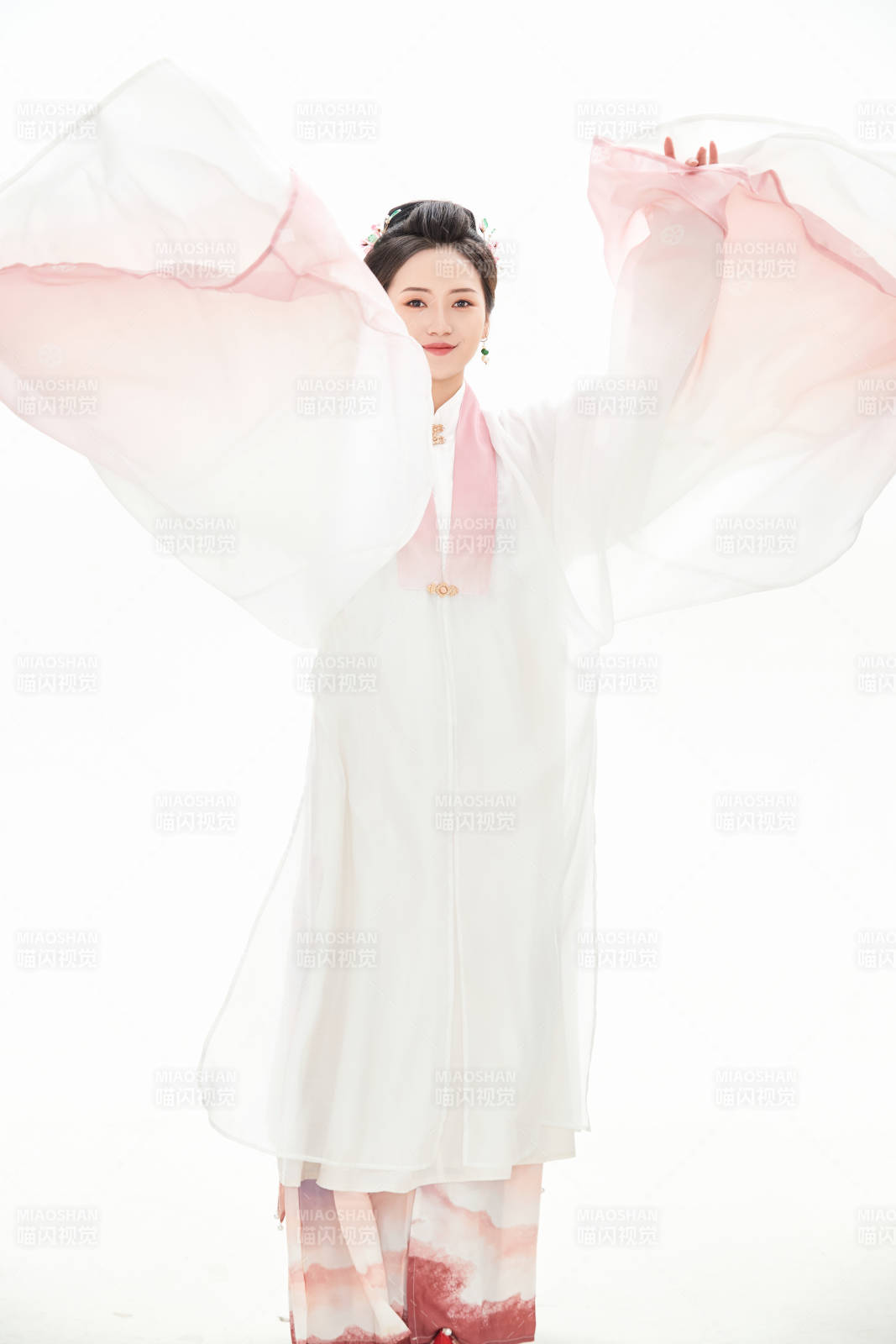 白色背景下穿着魏晋制汉服的少女
