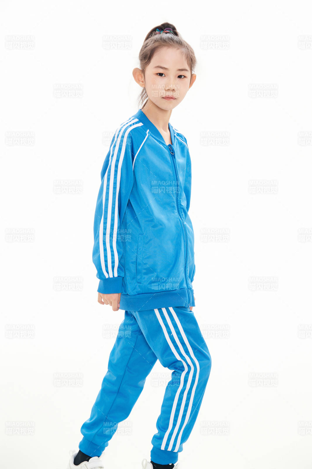 白色背景里的活泼可爱的中国小女孩,儿童,