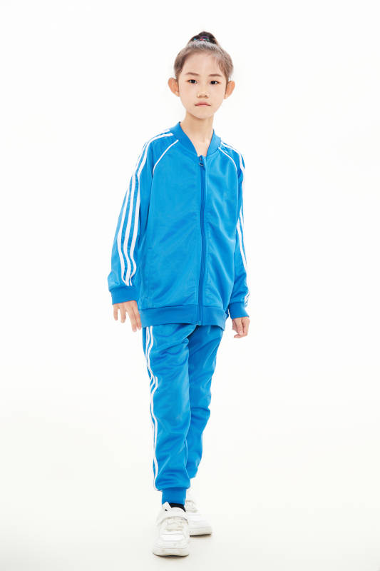 白色背景里的活泼可爱的中国小女孩,儿童,