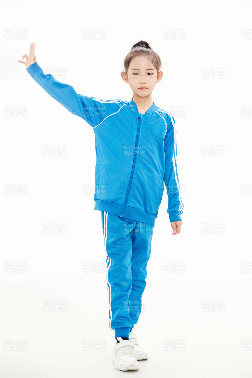 白色背景里的活泼可爱的中国小女孩,儿童,