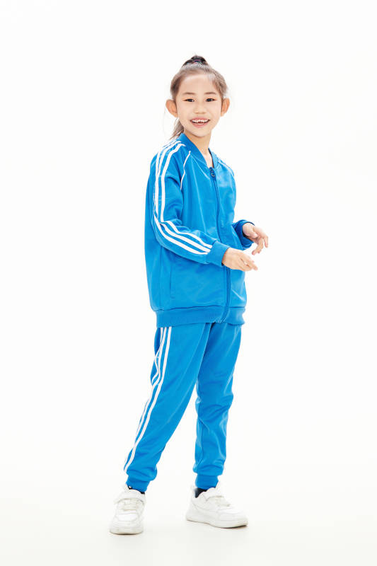 白色背景里的活泼可爱的中国小女孩,儿童,