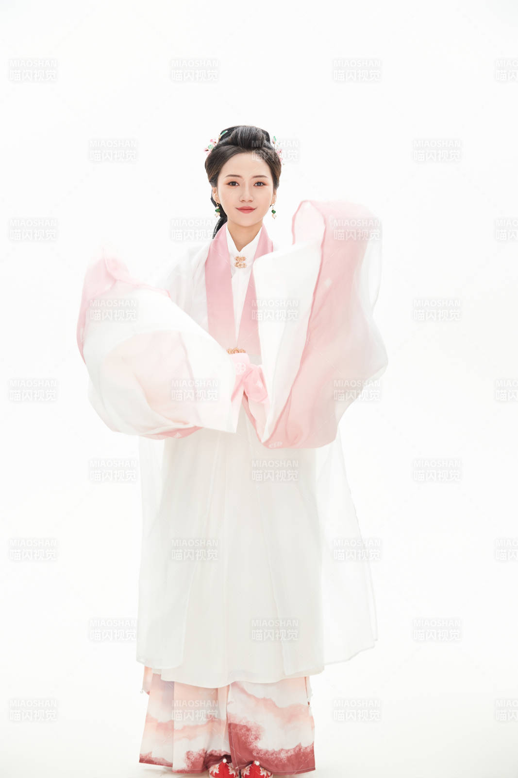 白色背景下穿着魏晋制汉服的少女