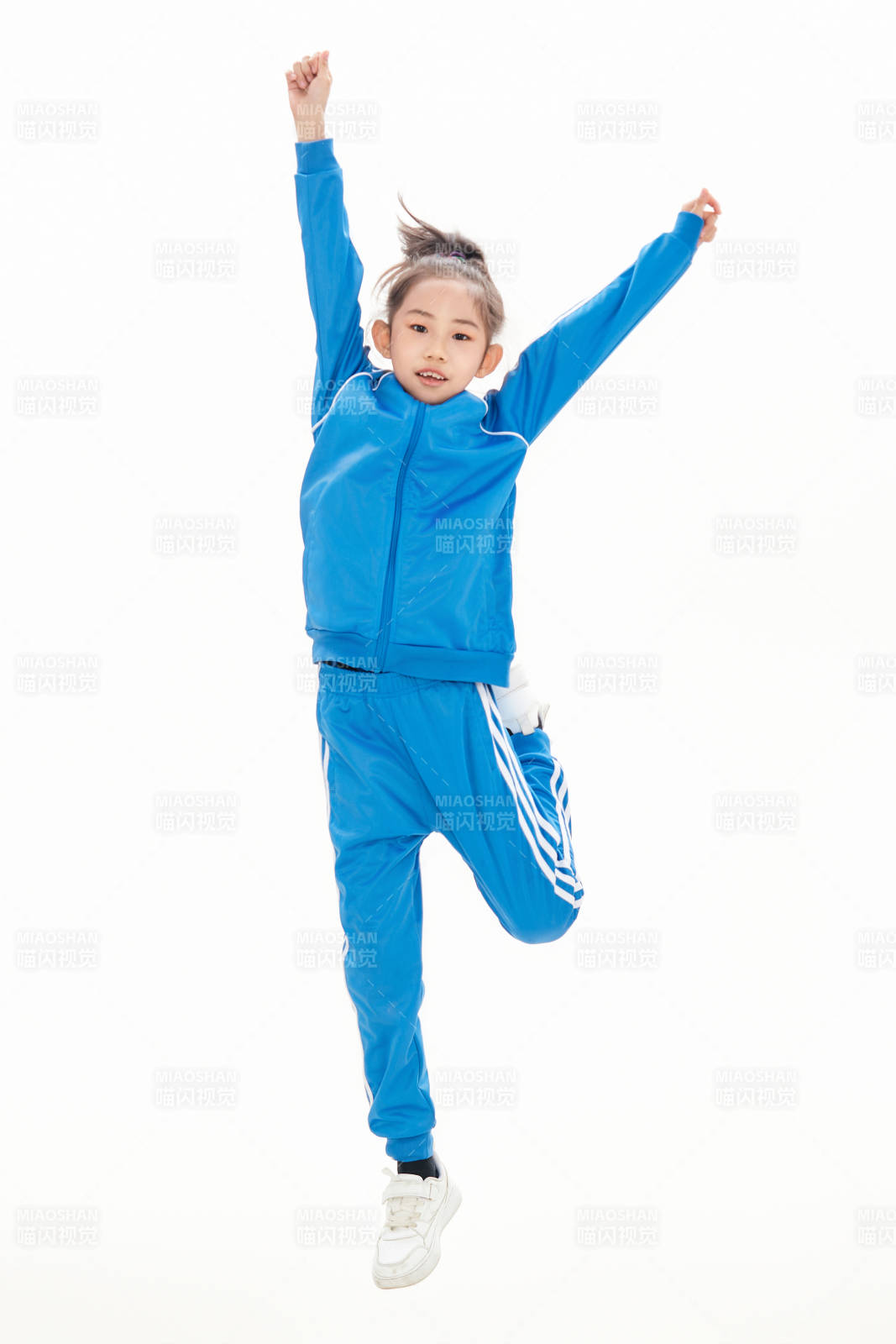 白色背景里的活泼可爱的中国小女孩,儿童,