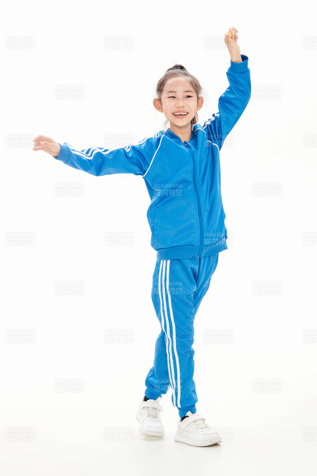 白色背景里的活泼可爱的中国小女孩,儿童,