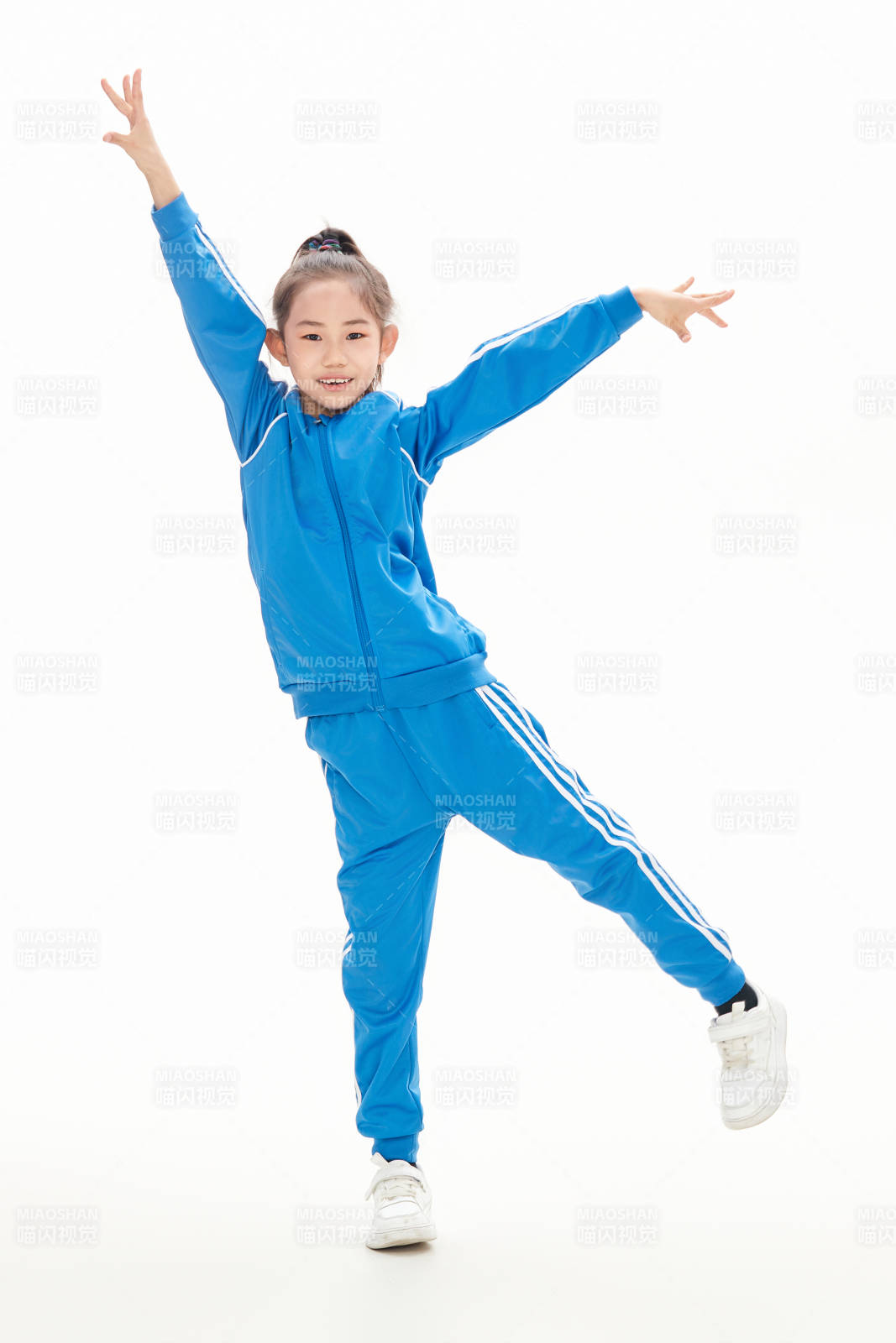 白色背景里的活泼可爱的中国小女孩,儿童,