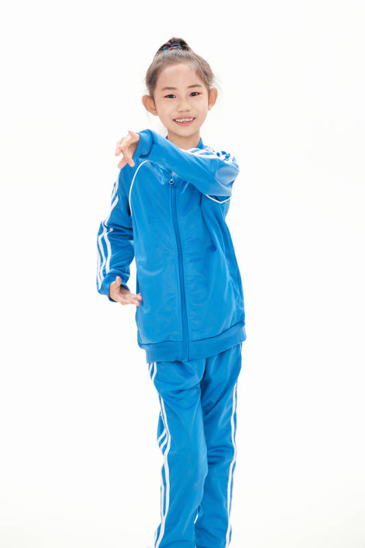 白色背景里的活泼可爱的中国小女孩,儿童,