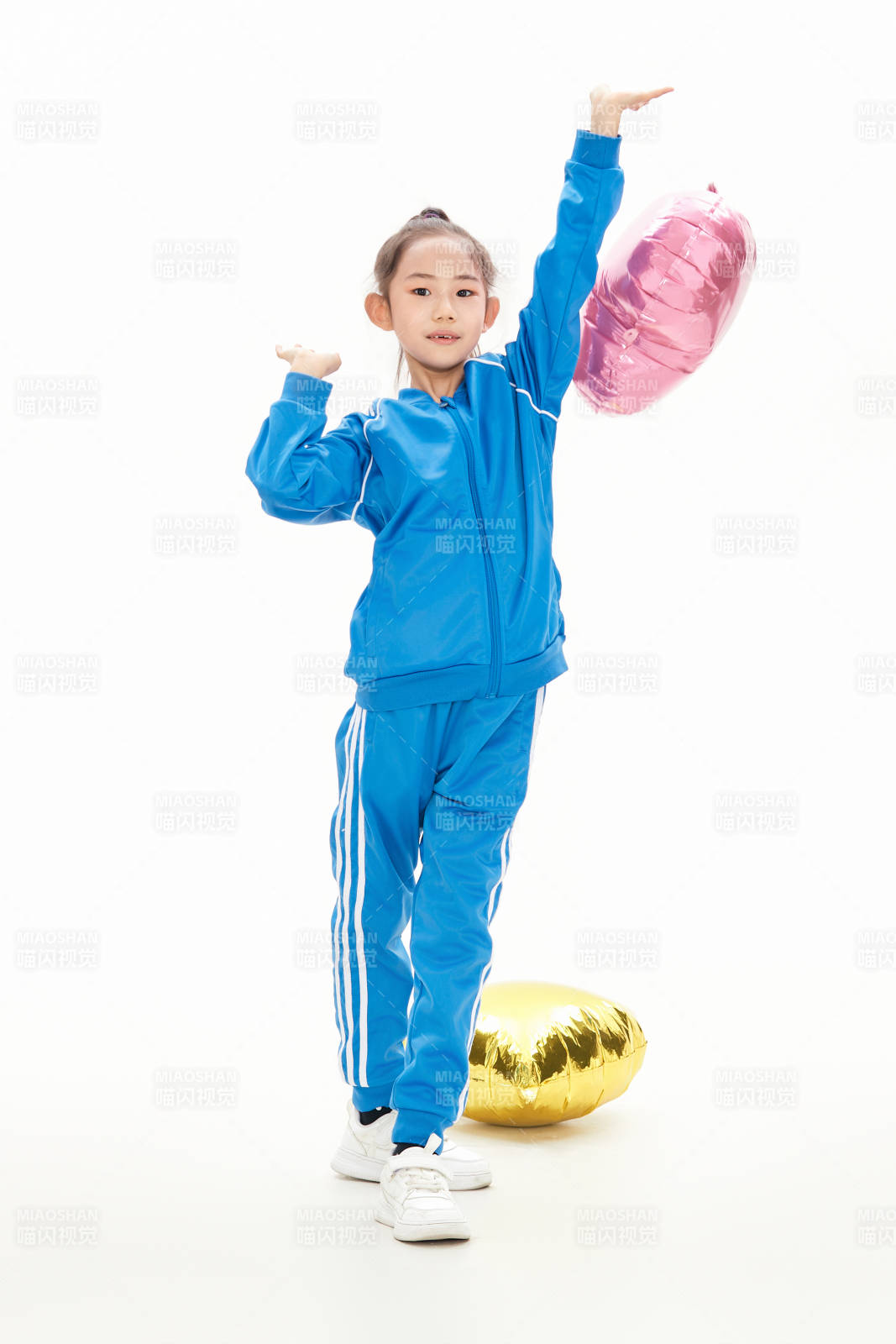 白色背景里的活潑可愛的中國小女孩,兒童,