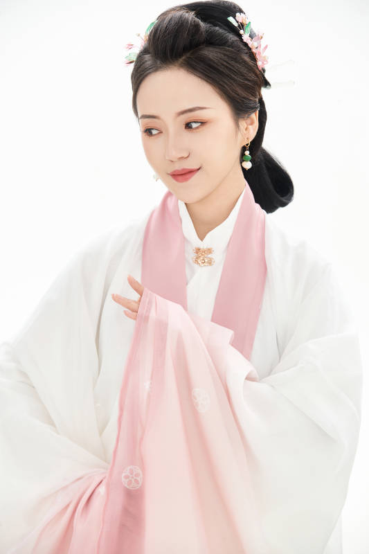 白色背景下穿着魏晋制汉服的少女
