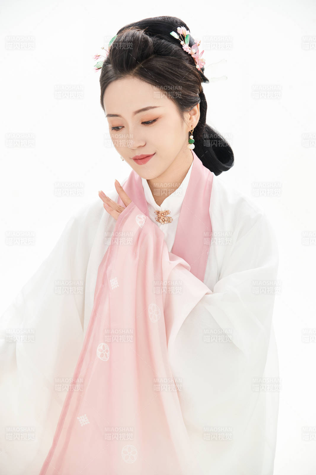 白色背景下穿著魏晉制漢服的少女
