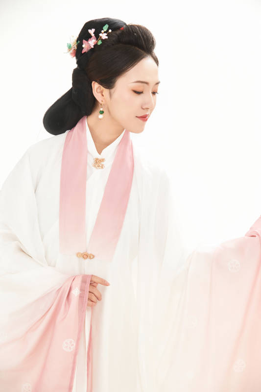 白色背景下穿着魏晋制汉服的少女