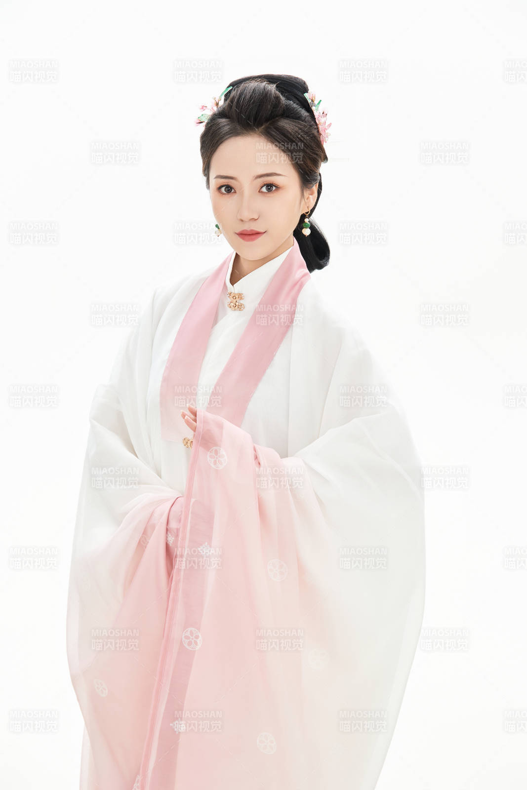 白色背景下穿着魏晋制汉服的少女
