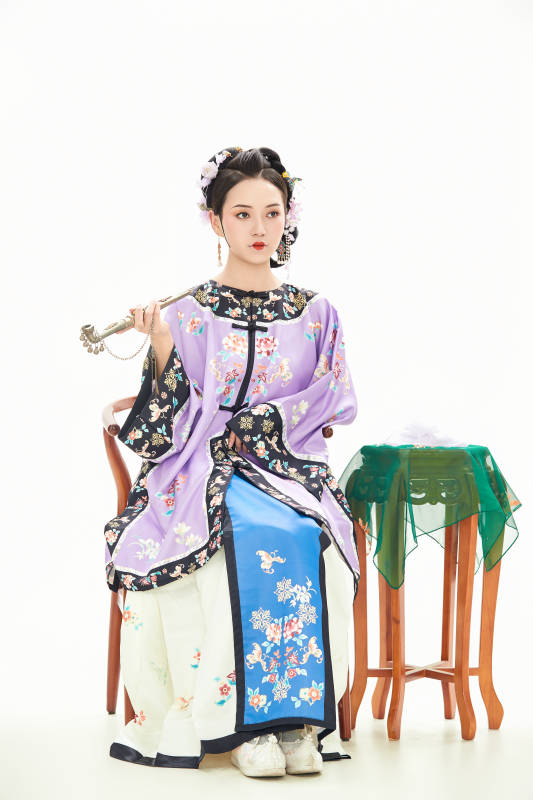 白色背景下穿着中国清朝晚清服饰的少女