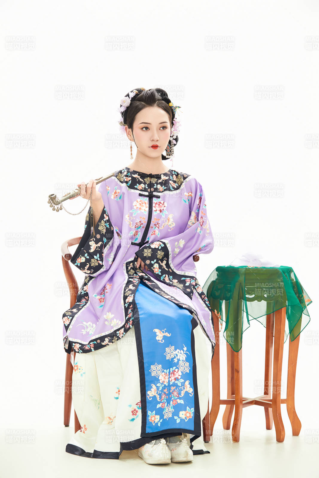 白色背景下穿着中国清朝晚清服饰的少女