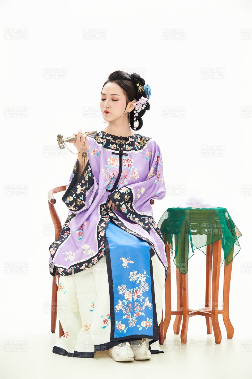 白色背景下穿着中国清朝晚清服饰的少女