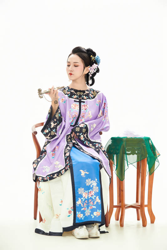 白色背景下穿着中国清朝晚清服饰的少女