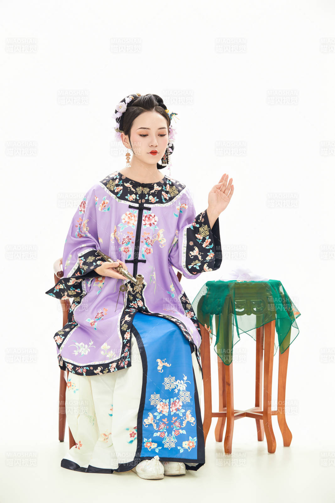 白色背景下穿著中國清朝晚清服飾的少女