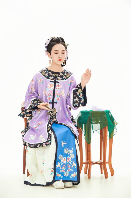 白色背景下穿著中國清朝晚清服飾的少女