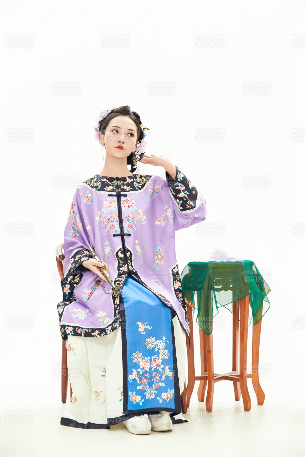 白色背景下穿着中国清朝晚清服饰的少女