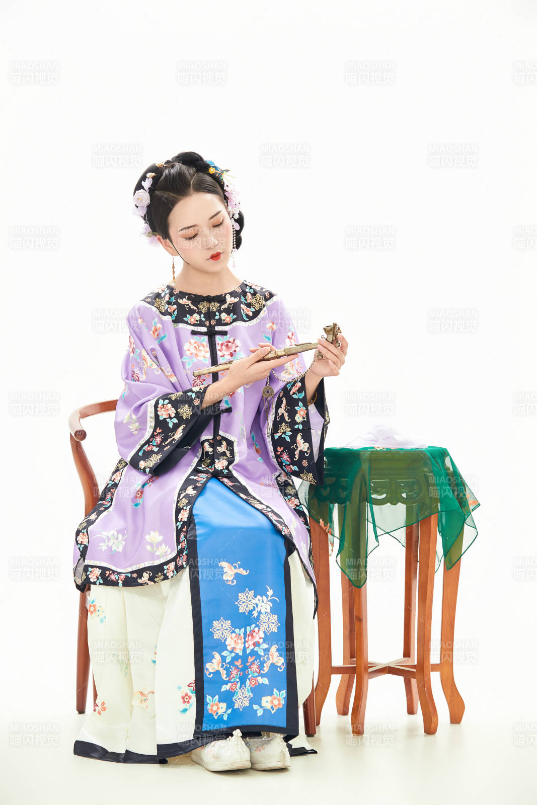 白色背景下穿著中國清朝晚清服飾的少女