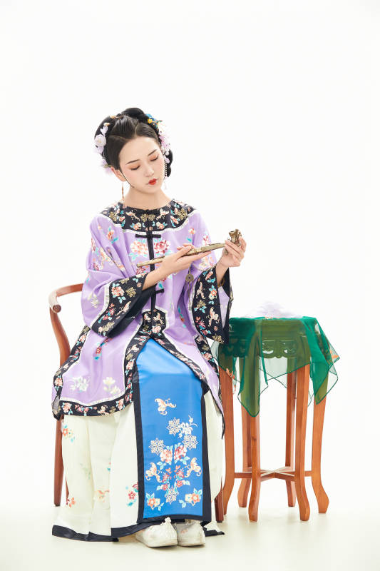 白色背景下穿着中国清朝晚清服饰的少女