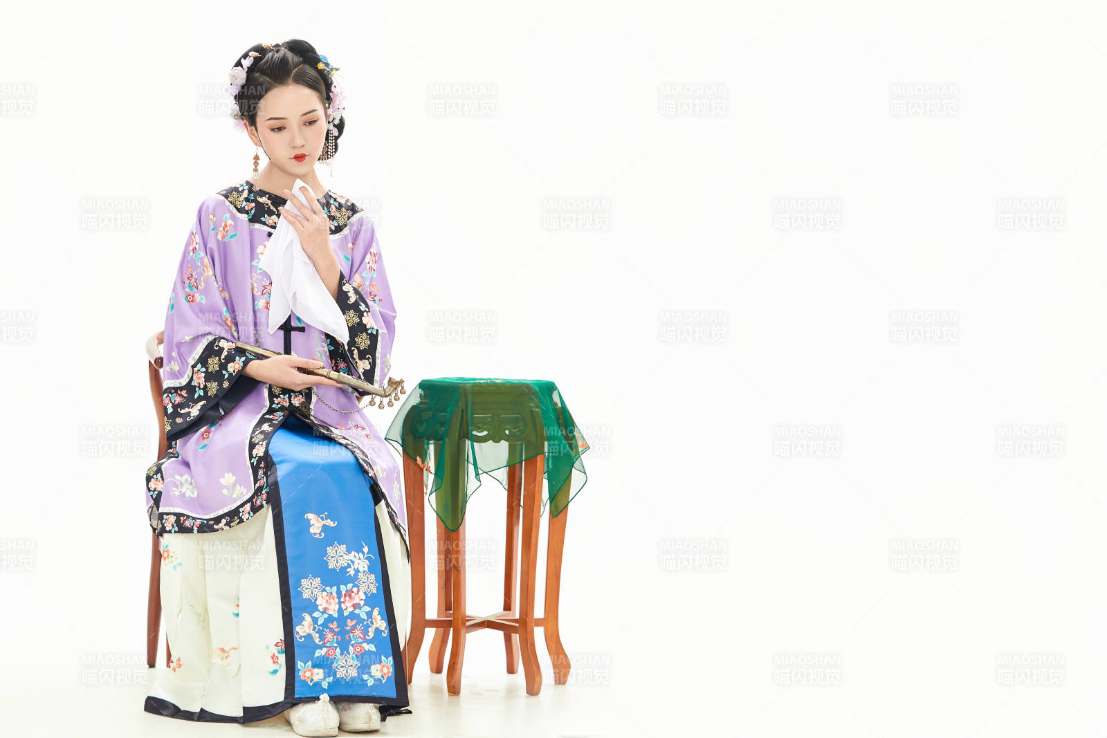 白色背景下穿着中国清朝晚清服饰的少女