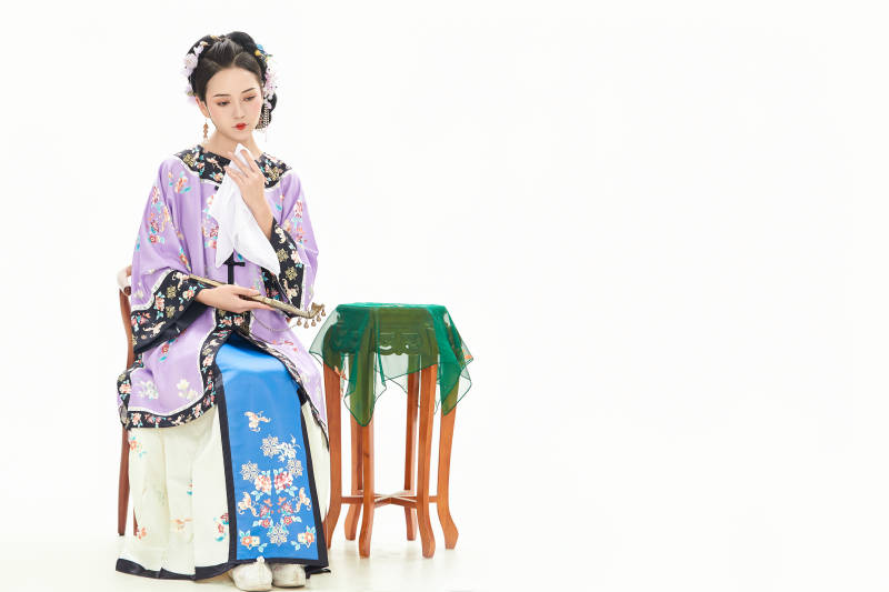 白色背景下穿着中国清朝晚清服饰的少女