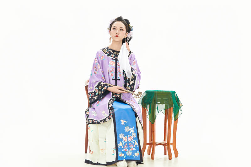 白色背景下穿着中国清朝晚清服饰的少女