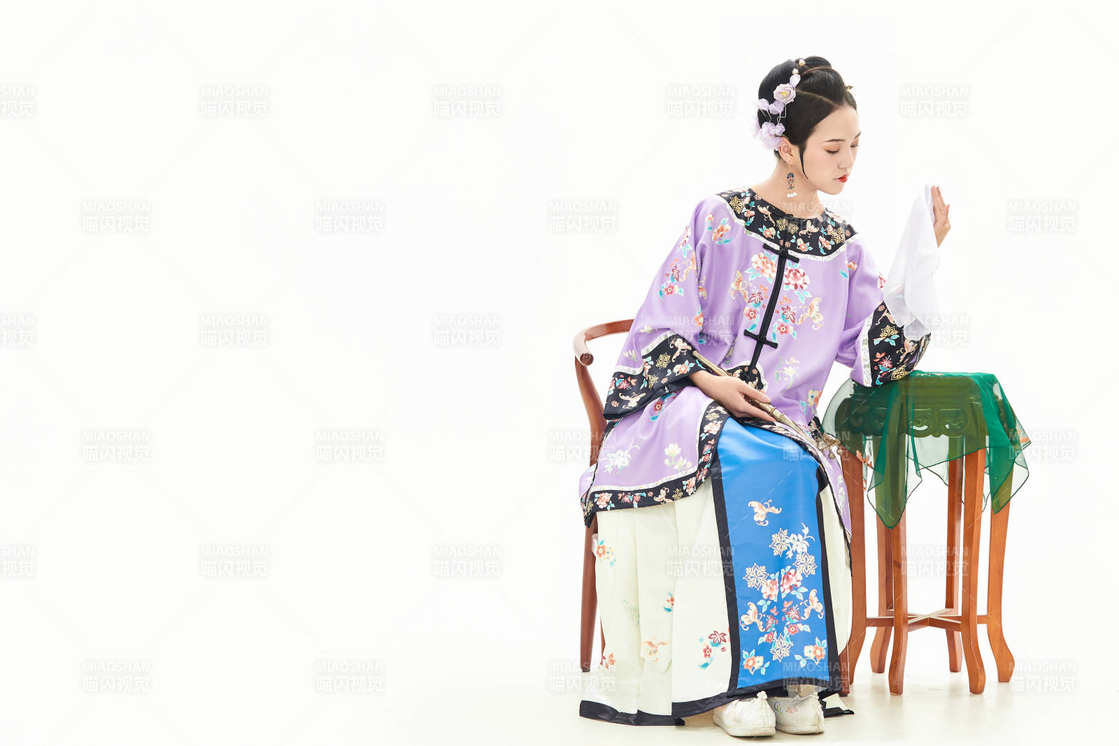 白色背景下穿著中國清朝晚清服飾的少女