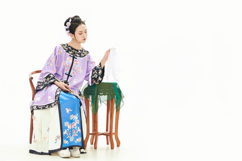 白色背景下穿著中國清朝晚清服飾的少女