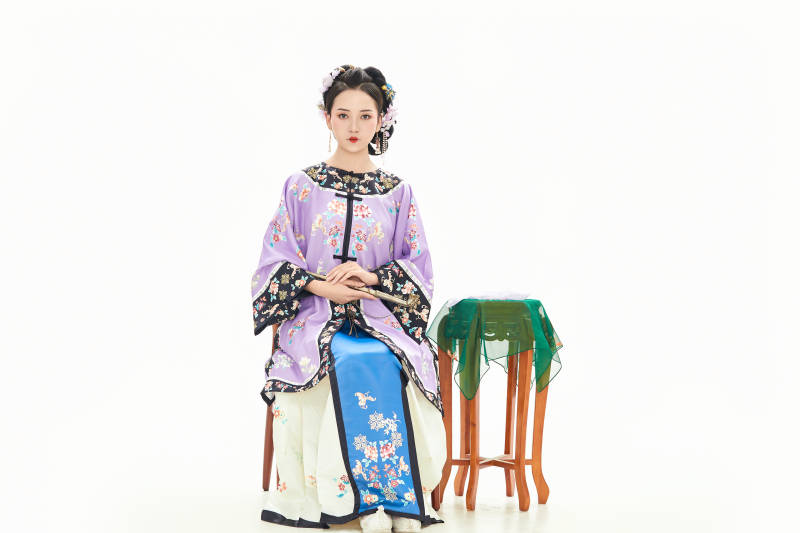 白色背景下穿著中國清朝晚清服飾的少女