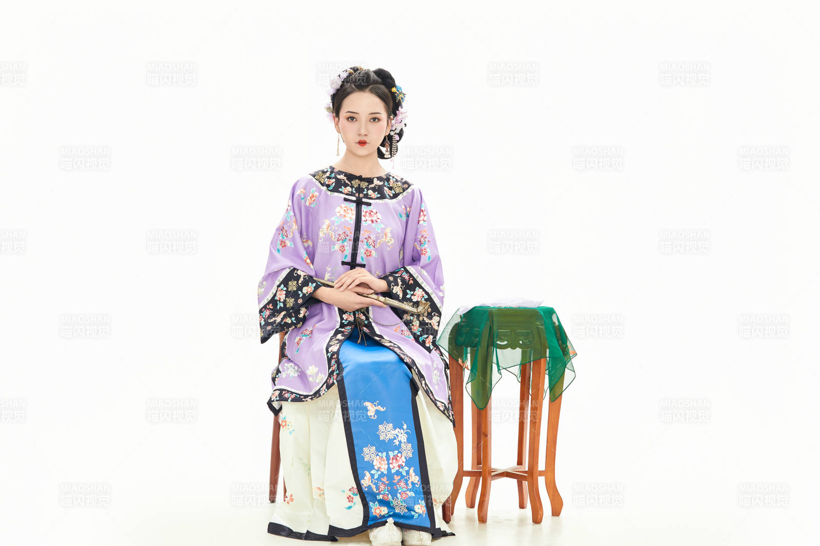 白色背景下穿著中國清朝晚清服飾的少女