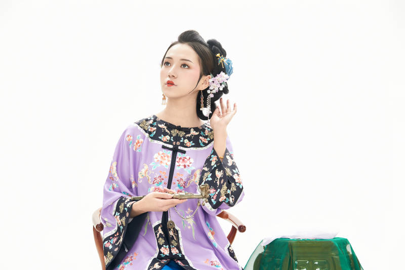 白色背景下穿著中國清朝晚清服飾的少女