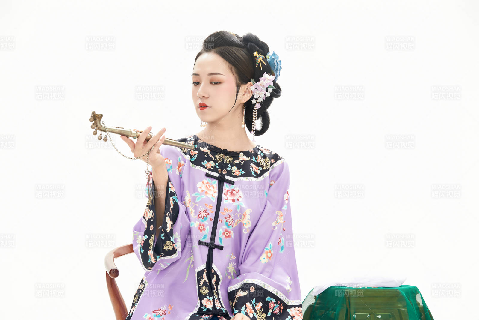 白色背景下穿着中国清朝晚清服饰的少女