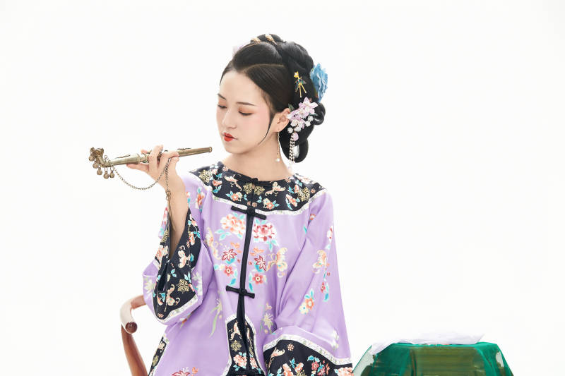 白色背景下穿著中國清朝晚清服飾的少女