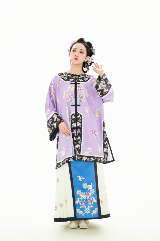 白色背景下穿著中國清朝晚清服飾的少女