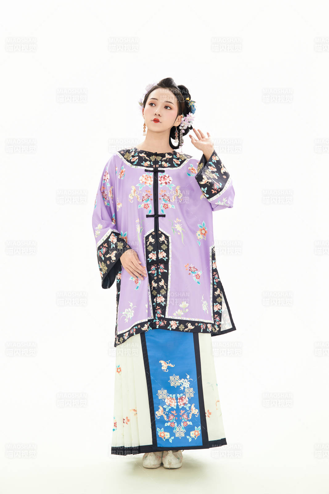 白色背景下穿著中國(guó)清朝晚清服飾的少女