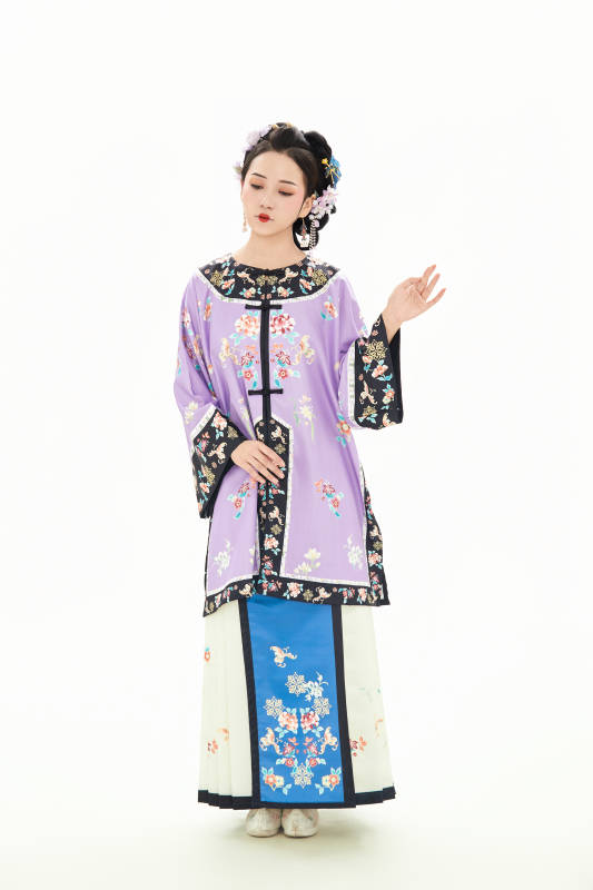 白色背景下穿着中国清朝晚清服饰的少女