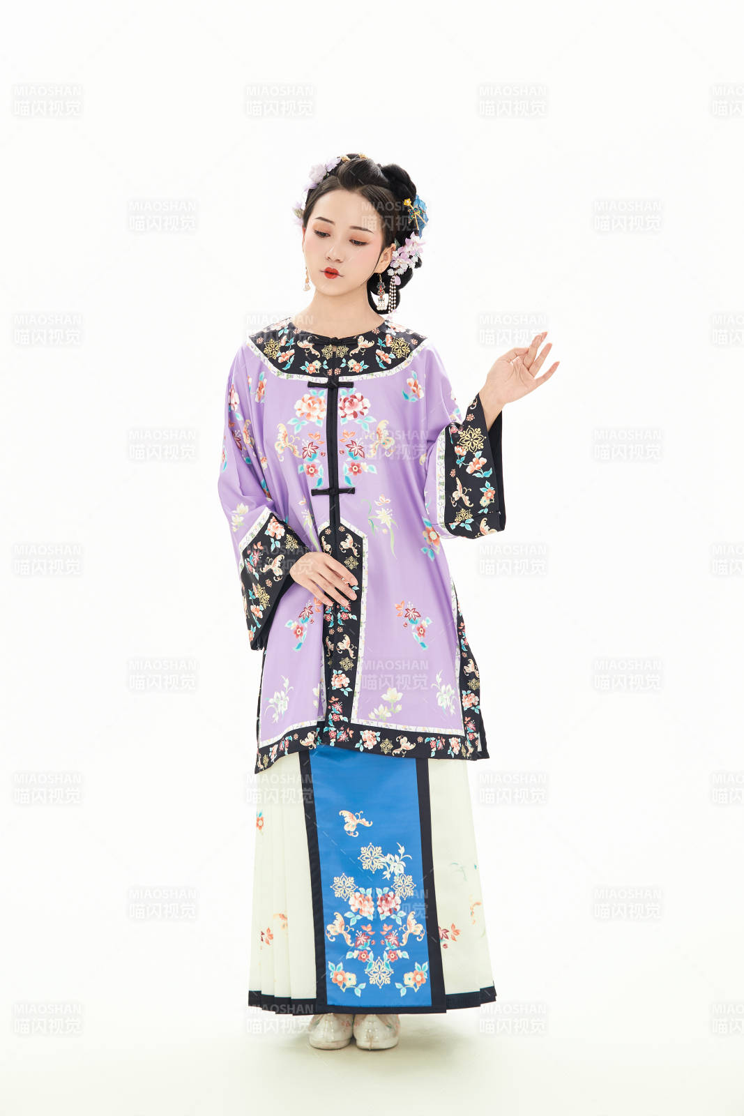 白色背景下穿着中国清朝晚清服饰的少女